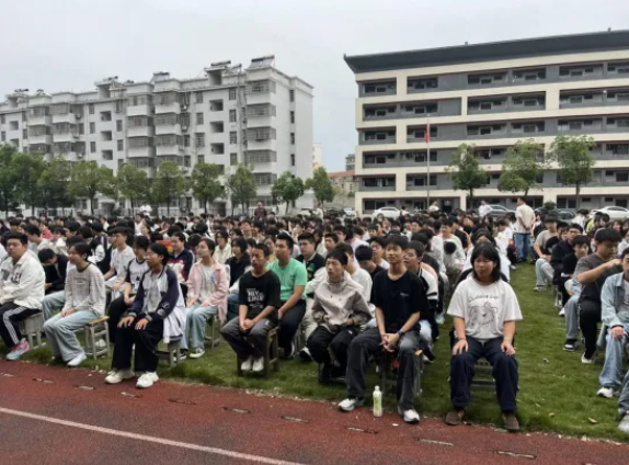 阳光成长 与法同行 | 楚德走进大冶二中,法治宣传教育讲座筑牢青春法治防线(图2) 1-26031311320N16.png